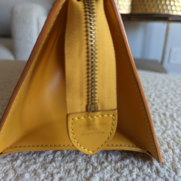 LOUIS VUITTON yellow epi triangle bag - Picture 4 of 12